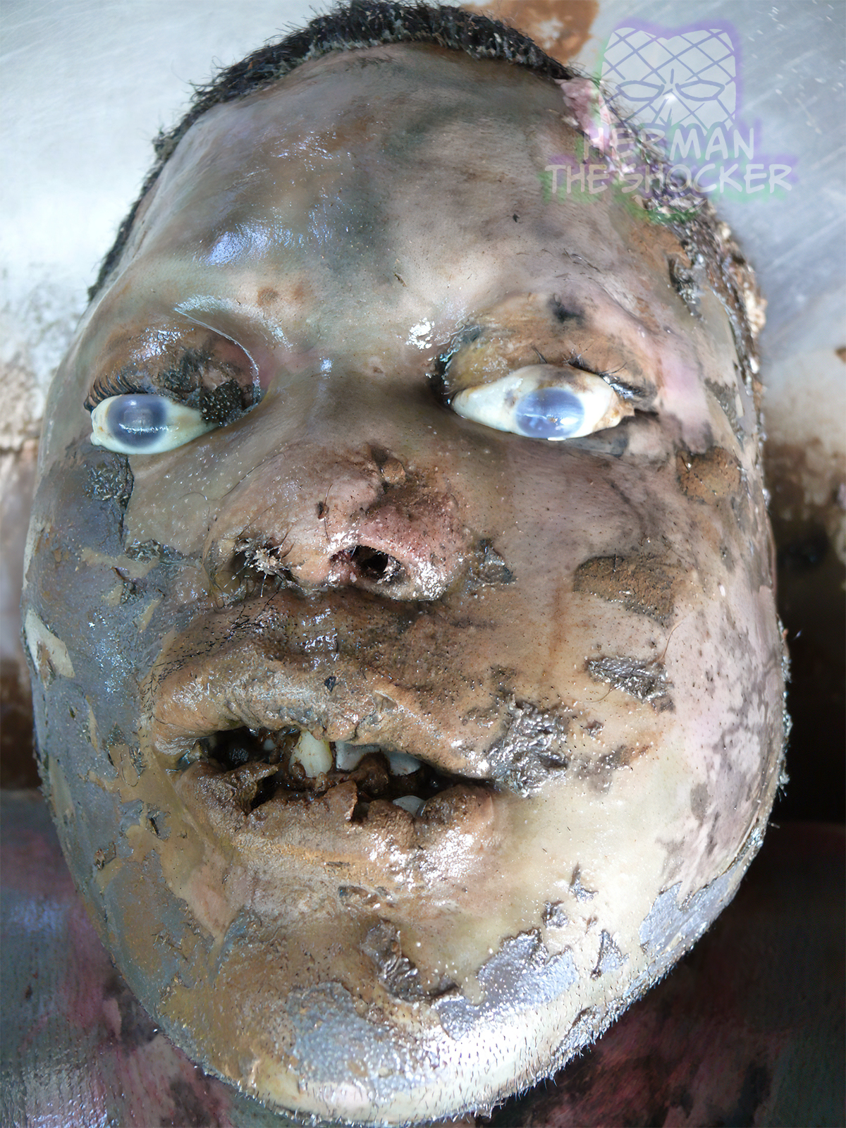 Decomposition with bloated facial features