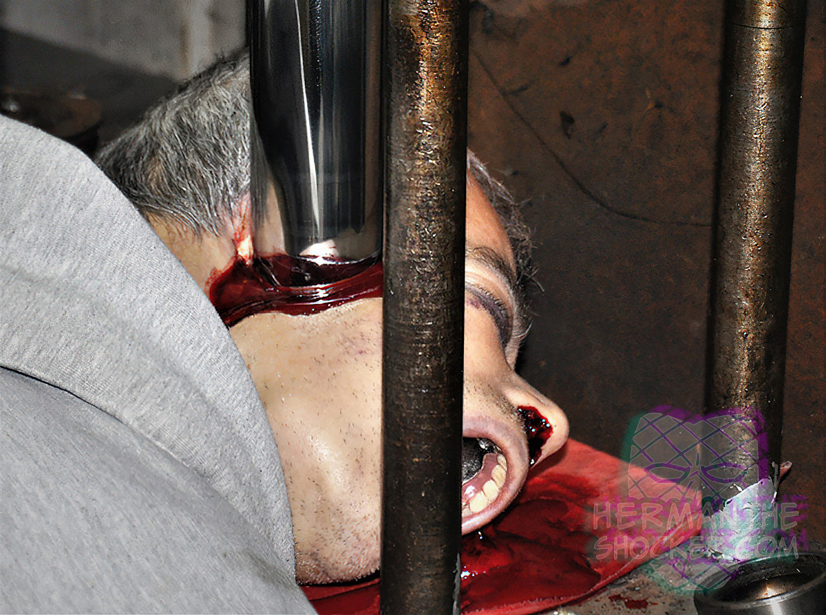 Suicidal head impalement with a hydraulic press machine