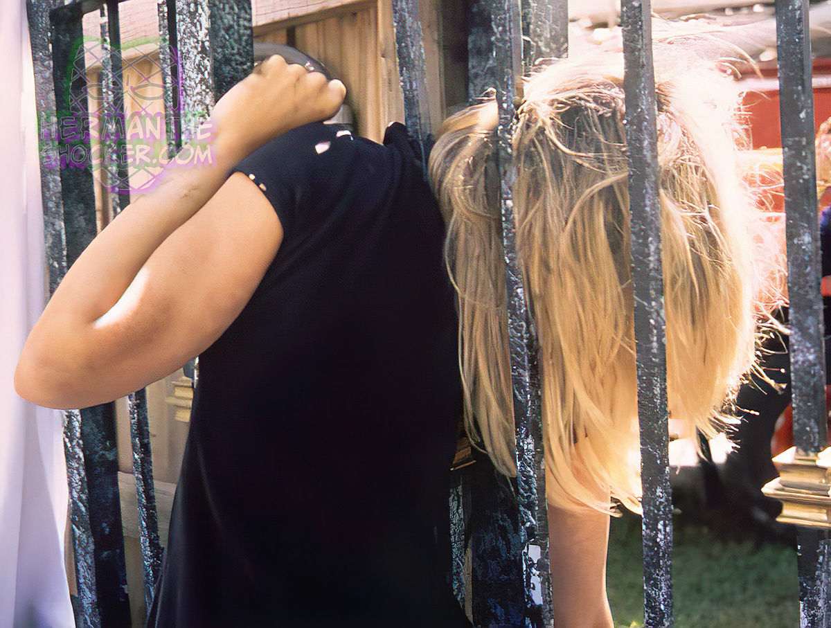 Woman crushed by a gate after trying to open it