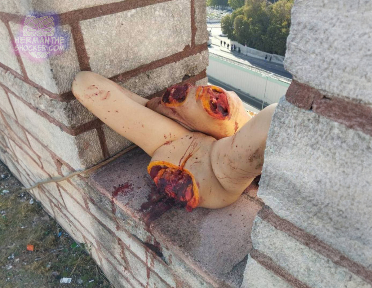Man kills two women and commits suicide